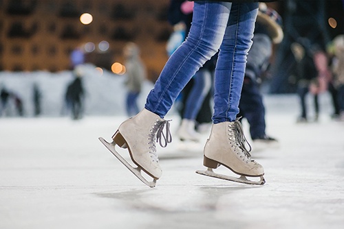 Schlittschuh fahren auf dem Eis