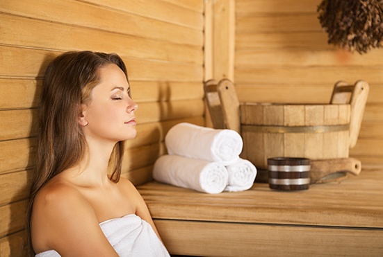 Brünette Frau entspannt in einer Sauna