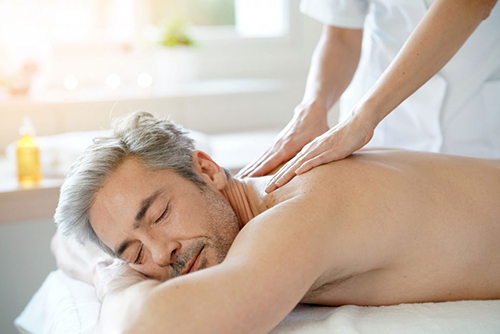 Mann entspannt bei einer Massage