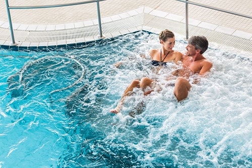 Mann und Frau genießen die Zeit in einer Therme