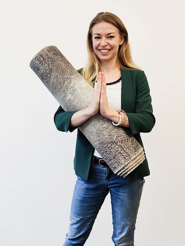 Sonja mit Yogamatte